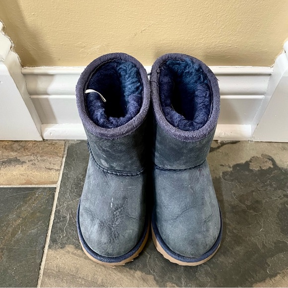 UGG•Size 7•Kids' Classic Water Resistant Genuine Shearling Lined Boot•Navy Blue - Picture 7 of 13